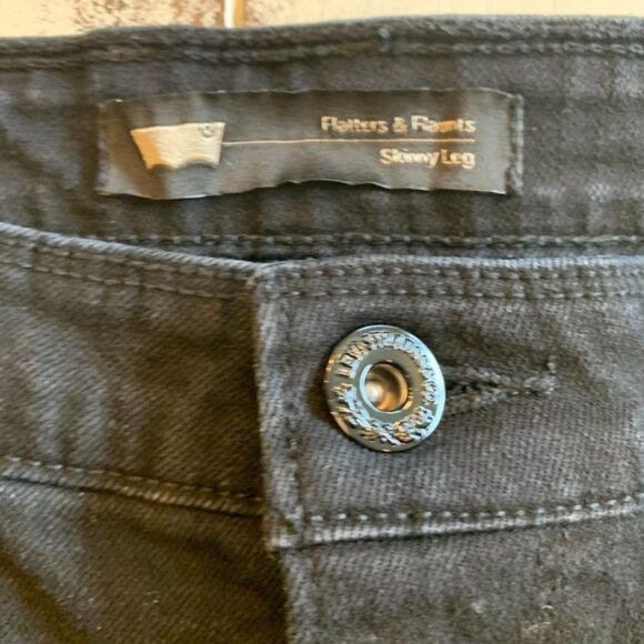 Levi's Skinney Leg Size 10. 30x32 - Picture 4 of 8